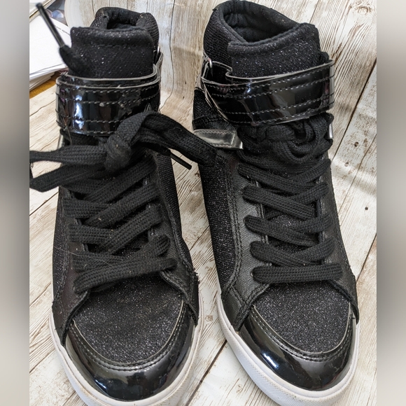 Guess size 8.5 black and silver sneakers - Picture 3 of 5